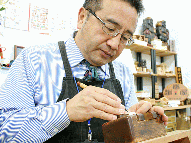 横浜市中区の印鑑・はんこ屋【実門堂本店】は、労働大臣検定印章彫刻一級技能士が精魂こめて彫刻します。